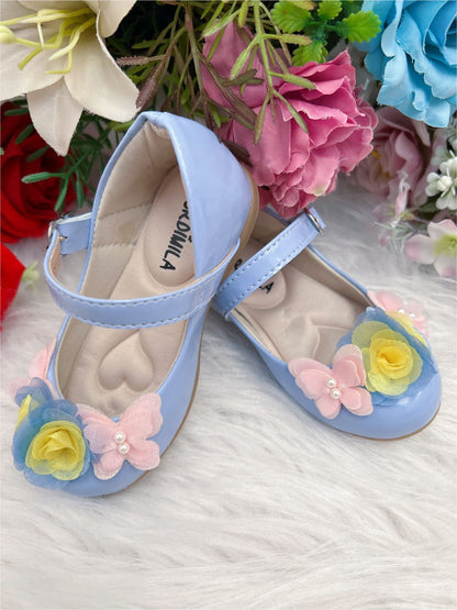 Zapatos de charol azul bebé con aplique de mariposa y flor de lujo 