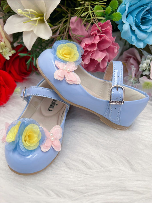 Zapatos de charol azul bebé con aplique de mariposa y flor de lujo 