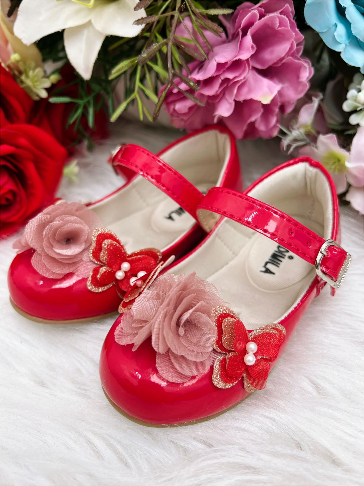Zapato de charol rojo con aplique de flor de mariposa