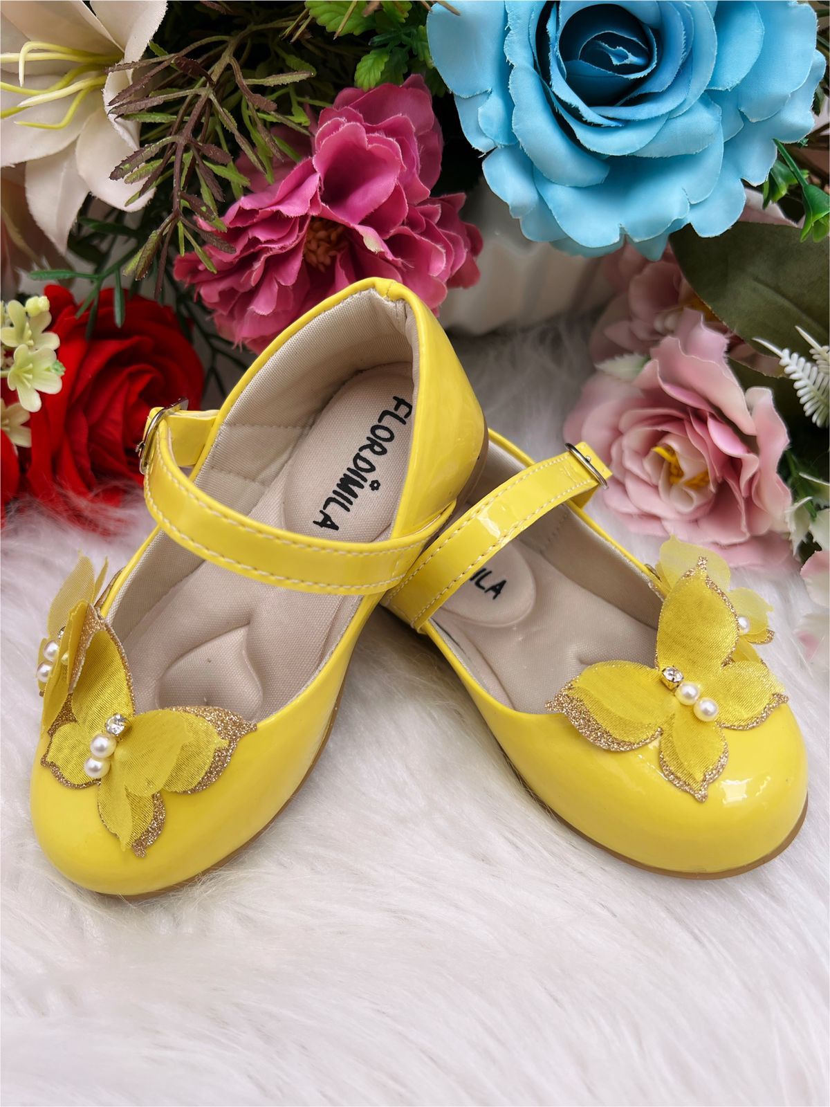 Zapato de charol amarillo con aplique de mariposa de lujo con purpurina 