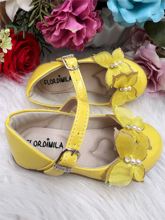 Zapato de charol amarillo con aplique de mariposa de lujo con purpurina 