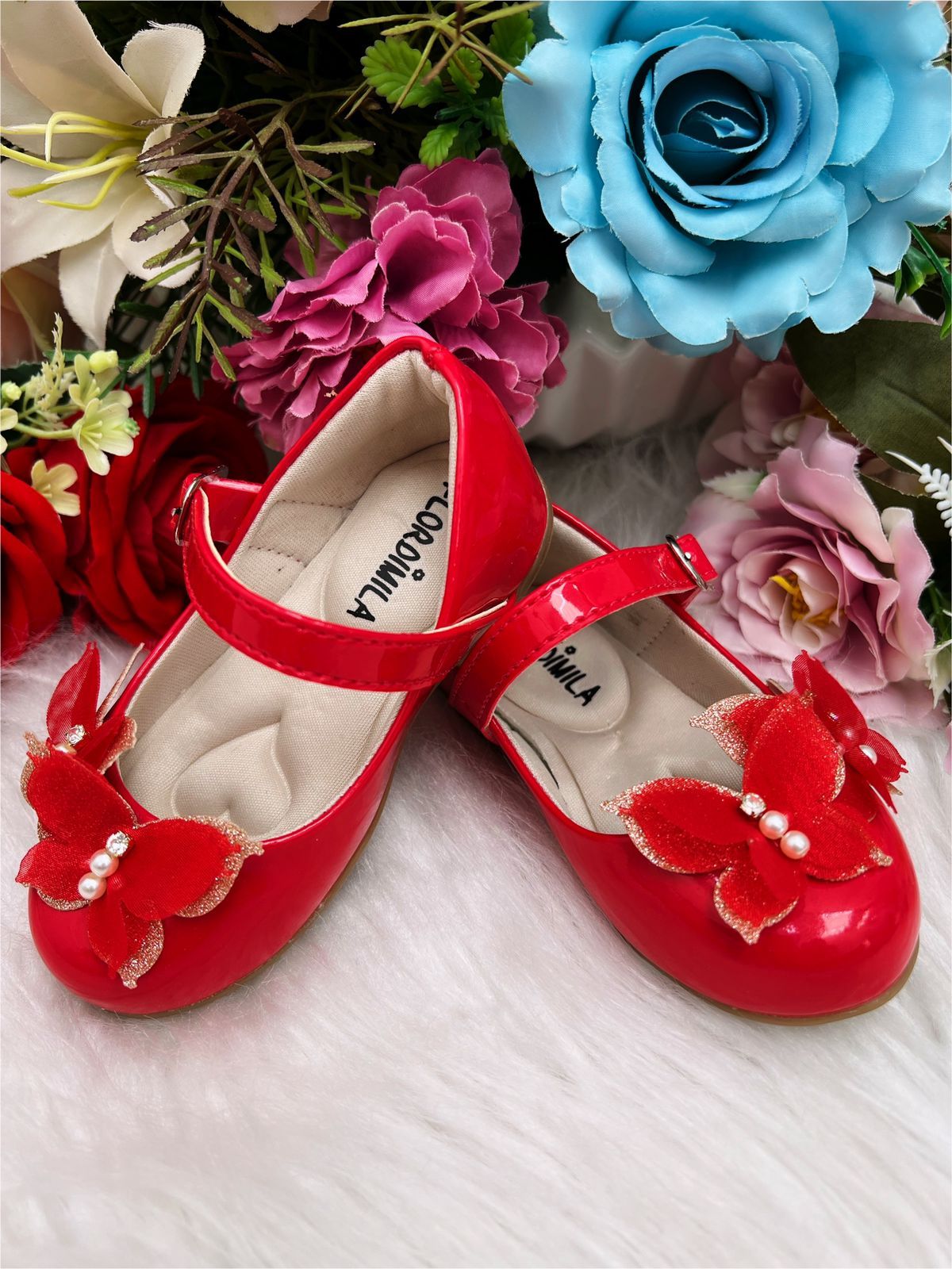 Zapato de charol rojo con aplique de mariposa de lujo con purpurina