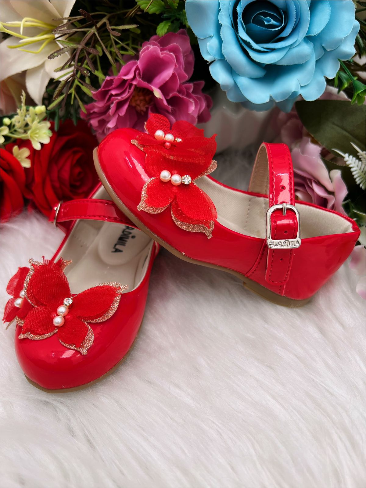 Zapato de charol rojo con aplique de mariposa de lujo con purpurina