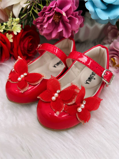Zapato de charol rojo con aplique de mariposa de lujo con purpurina