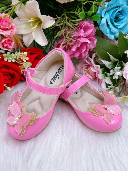 Zapatos de charol rosa chicle con aplique de mariposa brillante
