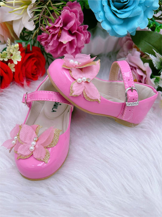 Zapatos de charol rosa chicle con aplique de mariposa brillante