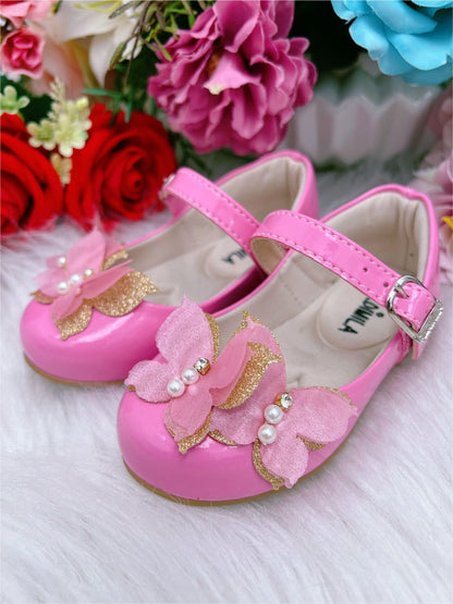 Zapatos de charol rosa chicle con aplique de mariposa brillante