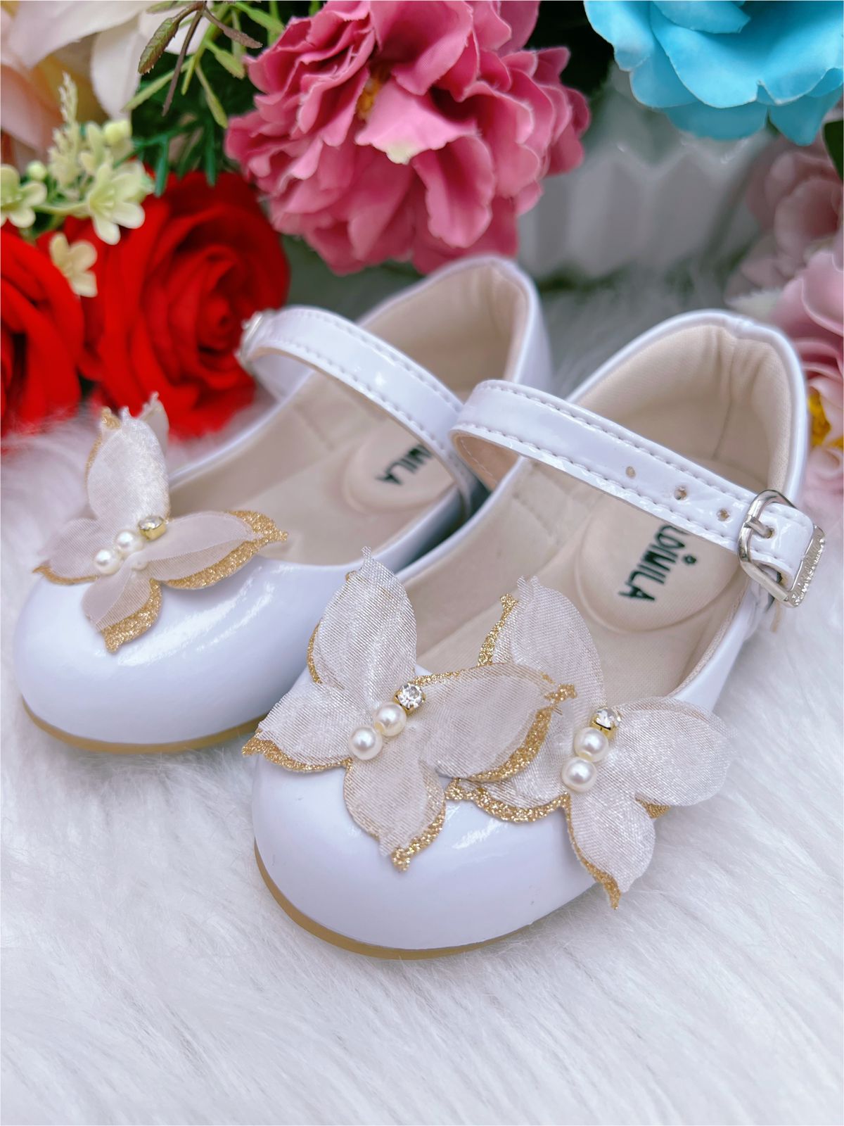 Zapato de charol blanco con aplique de mariposa de lujo con purpurina 