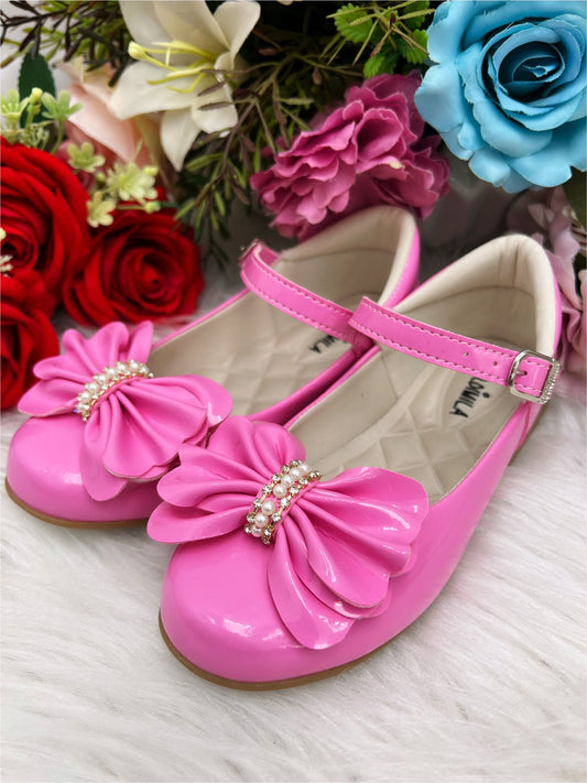 Zapato de charol rosa chicle con flores, perlas y pedrería 