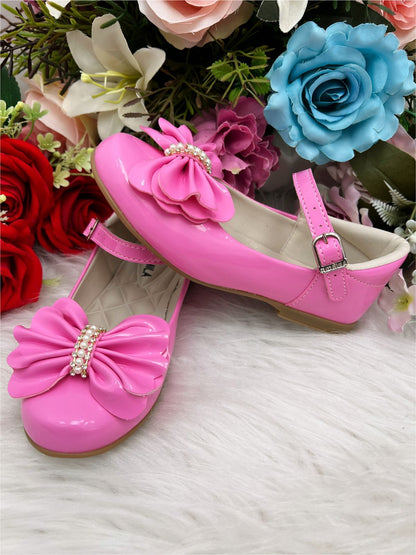 Zapato de charol rosa chicle con flores, perlas y pedrería 