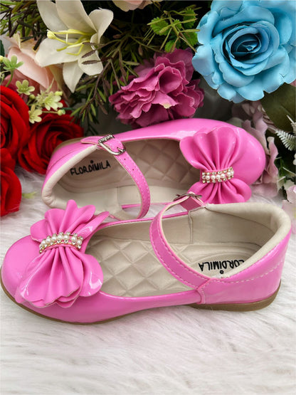 Zapato de charol rosa chicle con flores, perlas y pedrería 