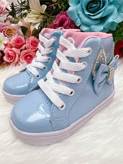 Botines de moda en azul bebé con lazo y cordones de charol brillante