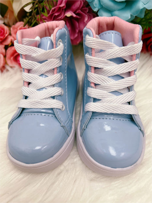 Botines de moda en azul bebé con lazo y cordones de charol brillante