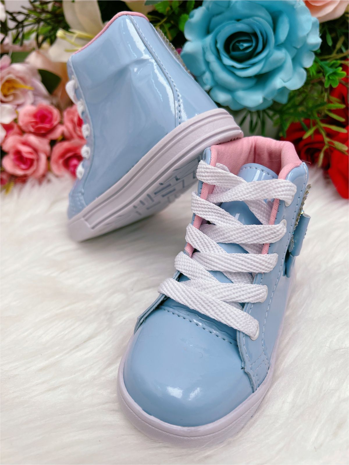 Botines de moda en azul bebé con lazo y cordones de charol brillante