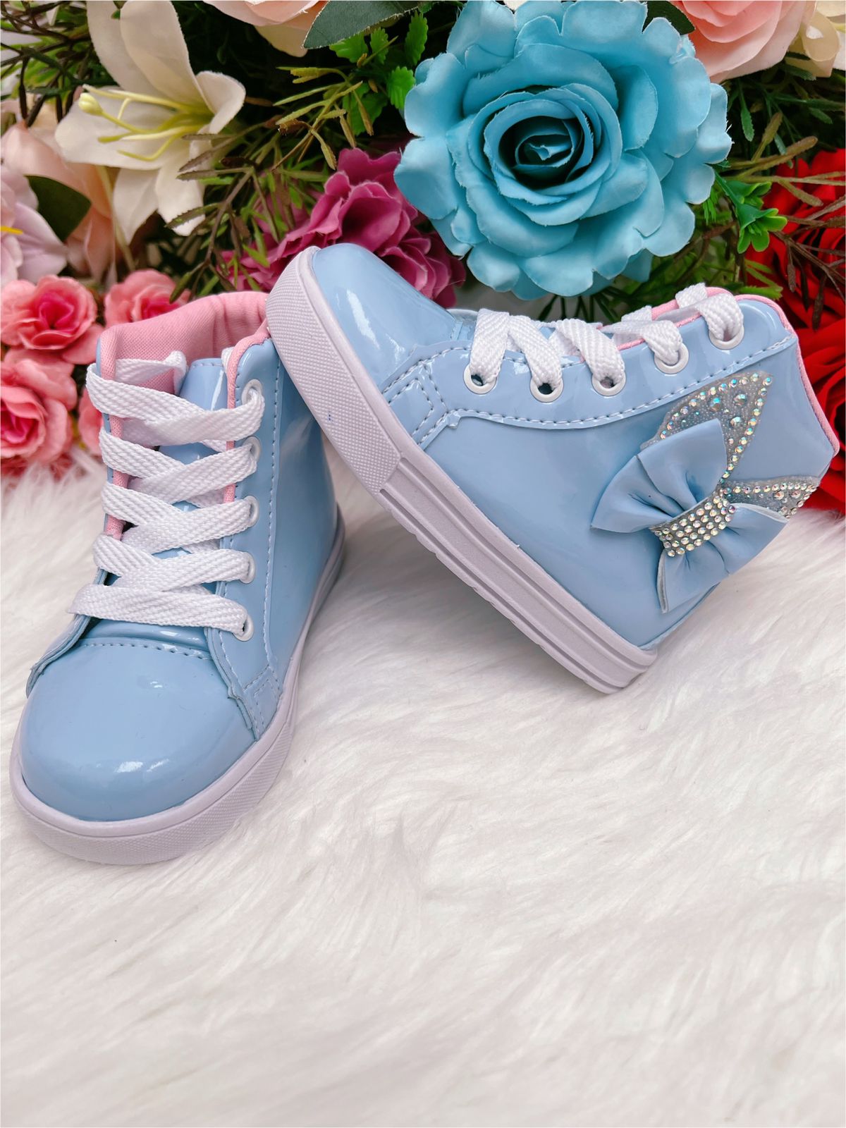 Botines de moda en azul bebé con lazo y cordones de charol brillante