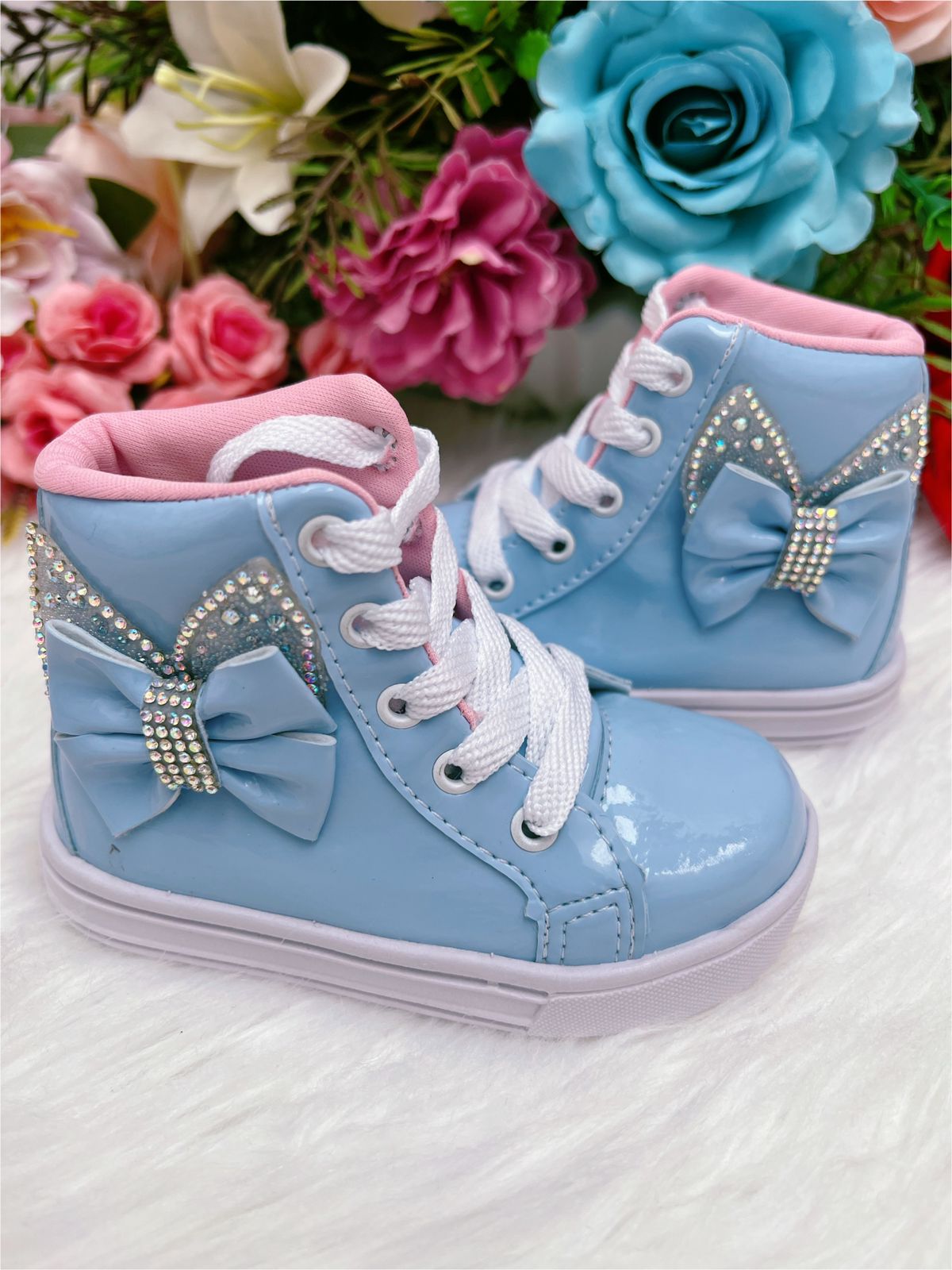 Botines de moda en azul bebé con lazo y cordones de charol brillante