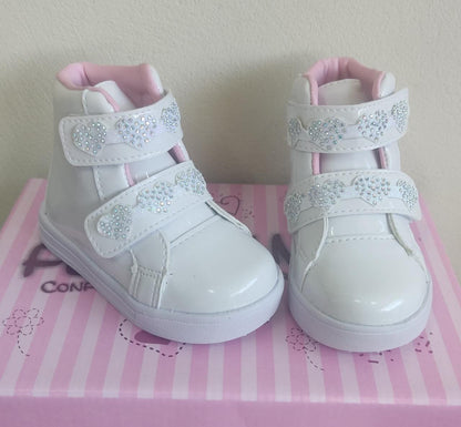 Botines infantiles de charol blanco con corazón brillante y velcro