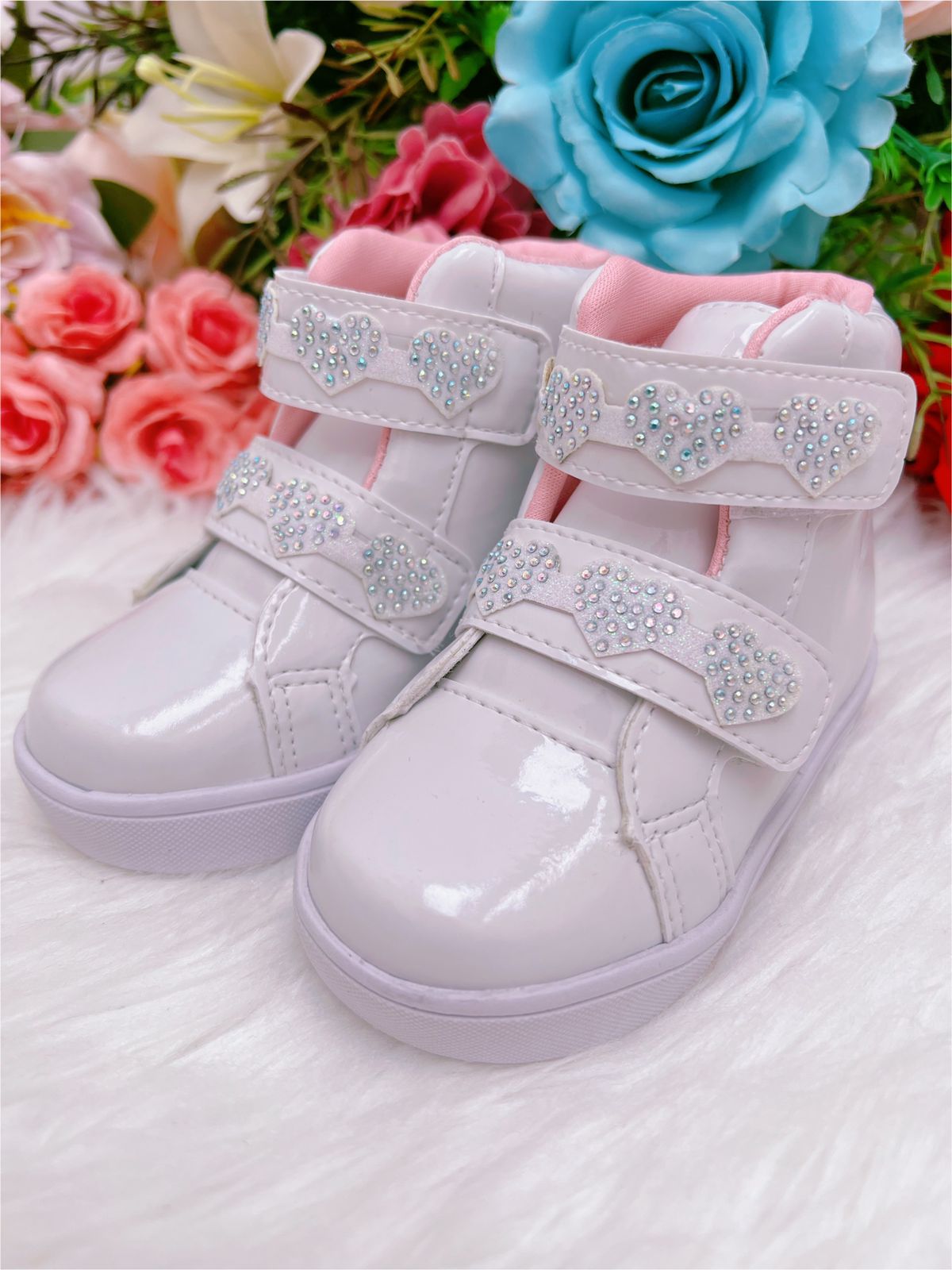Botines infantiles de charol blanco con corazón brillante y velcro