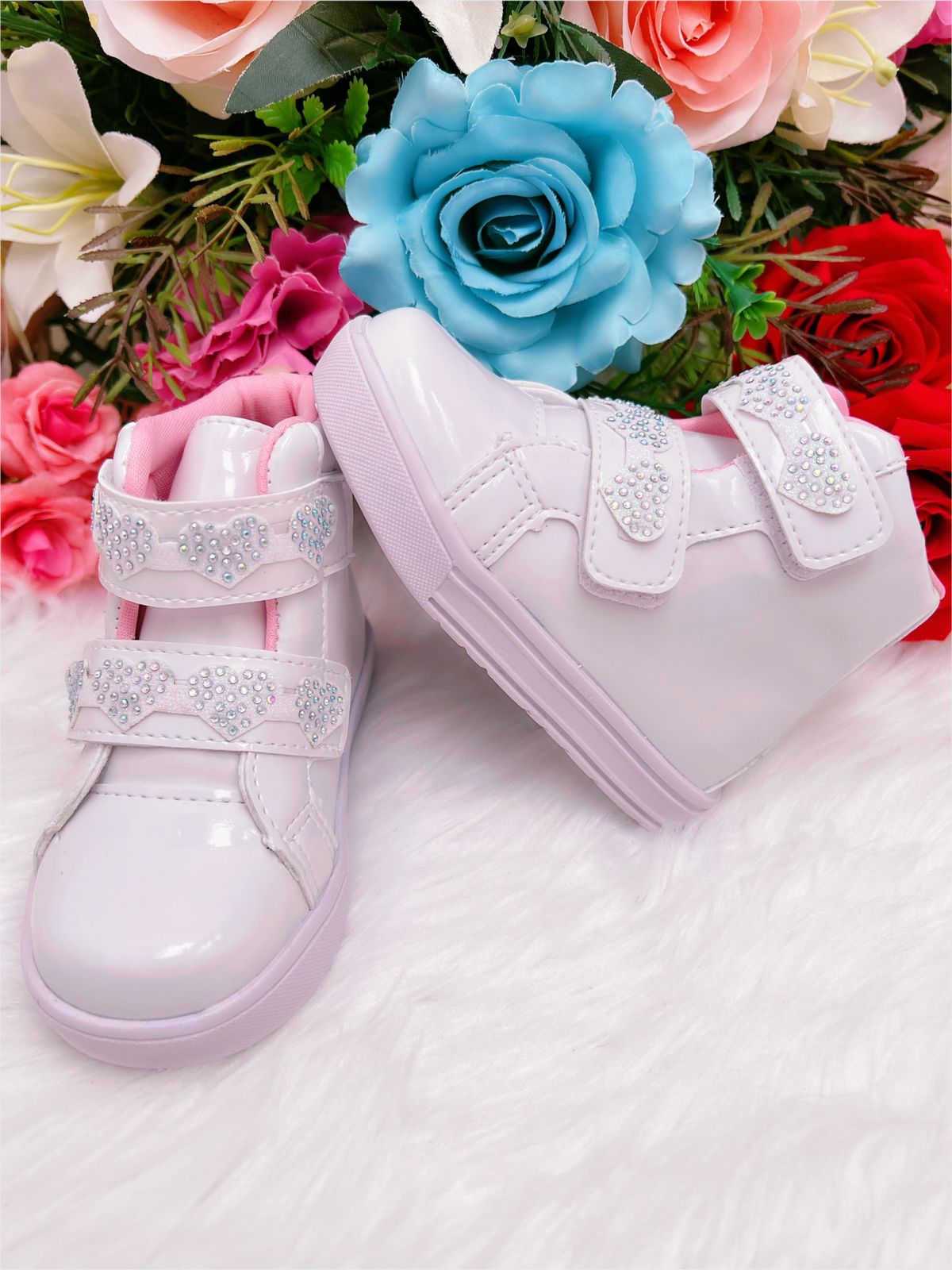 Botines infantiles de charol blanco con corazón brillante y velcro