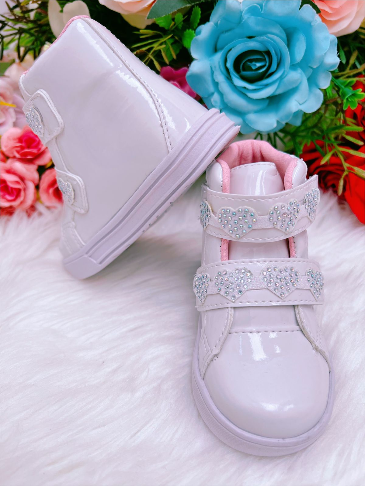 Botines infantiles de charol blanco con corazón brillante y velcro