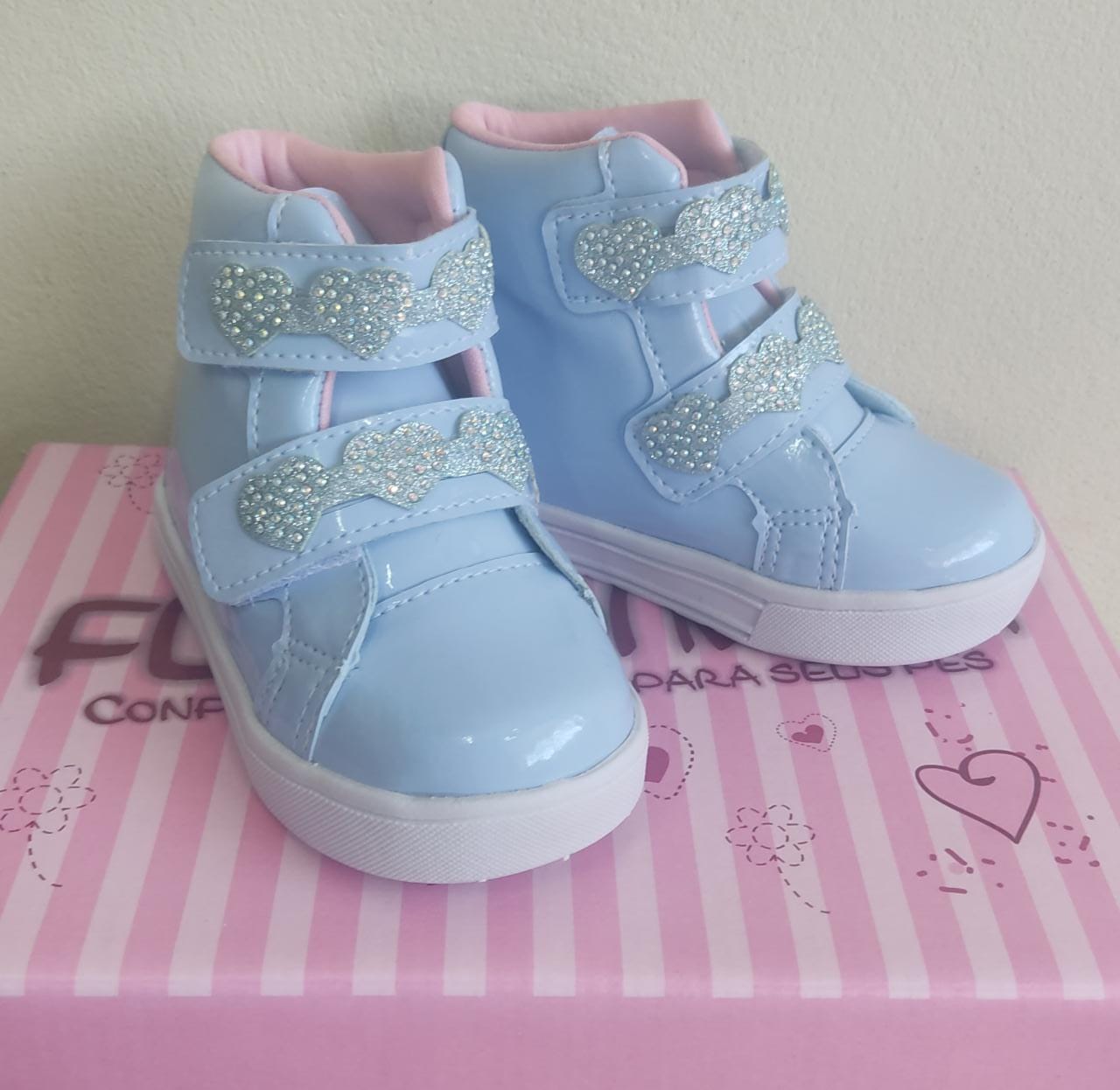 Botines infantiles de charol brillante con corazón azul bebé y velcro
