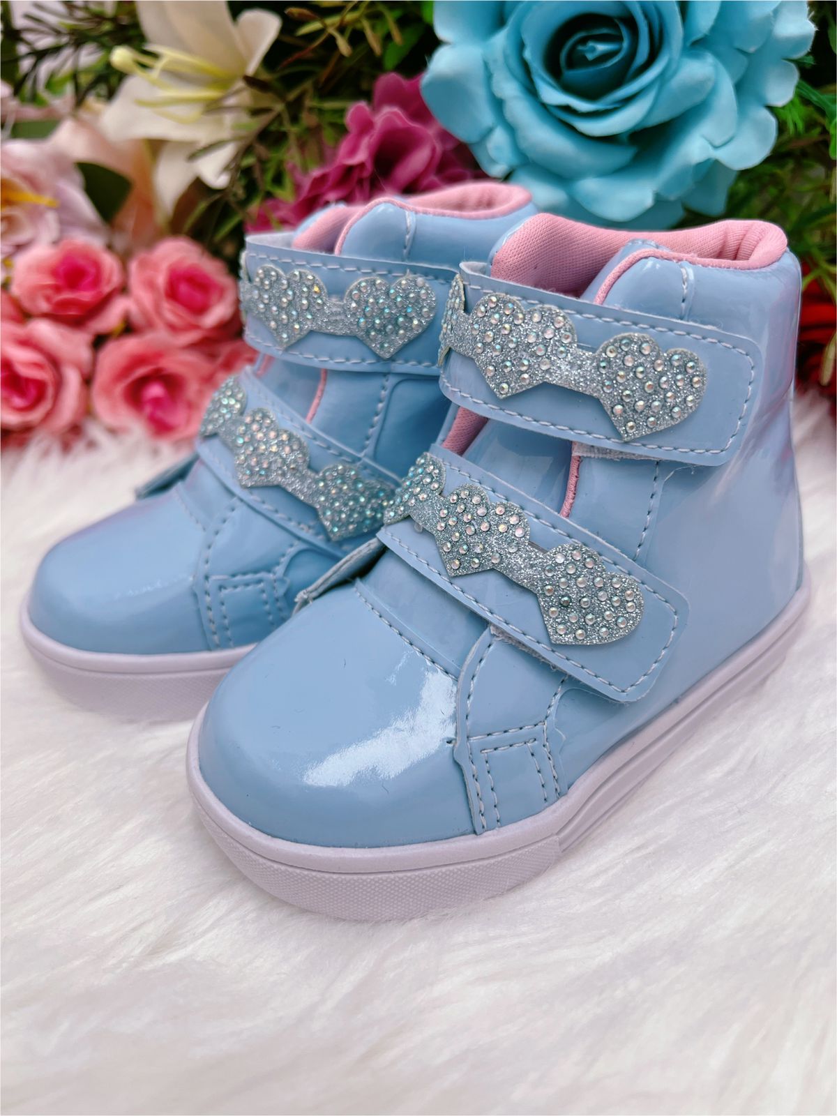 Botines infantiles de charol brillante con corazón azul bebé y velcro