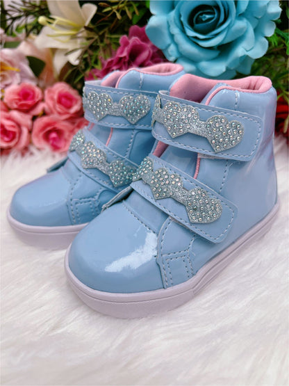 Botines infantiles de charol brillante con corazón azul bebé y velcro