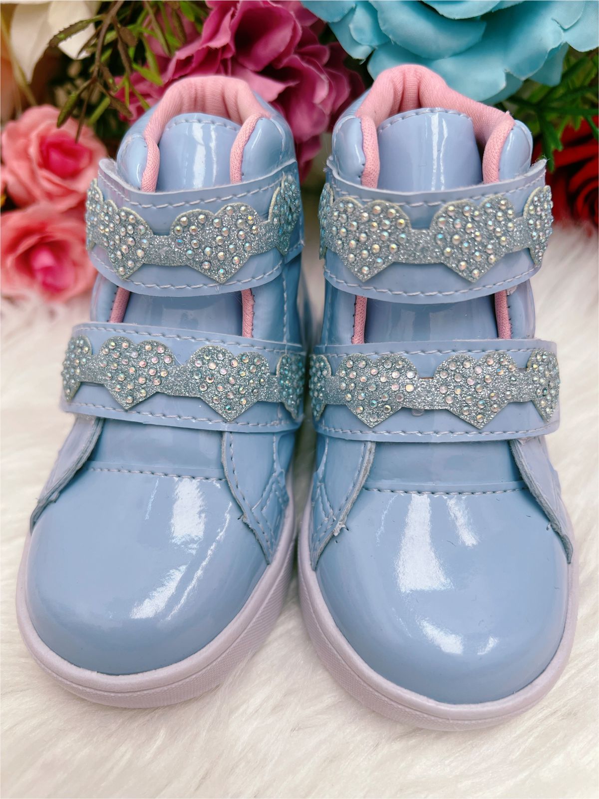 Botines infantiles de charol brillante con corazón azul bebé y velcro