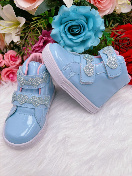 Botines infantiles de charol brillante con corazón azul bebé y velcro