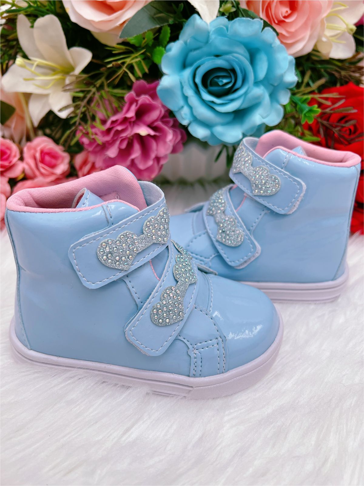 Botines infantiles de charol brillante con corazón azul bebé y velcro