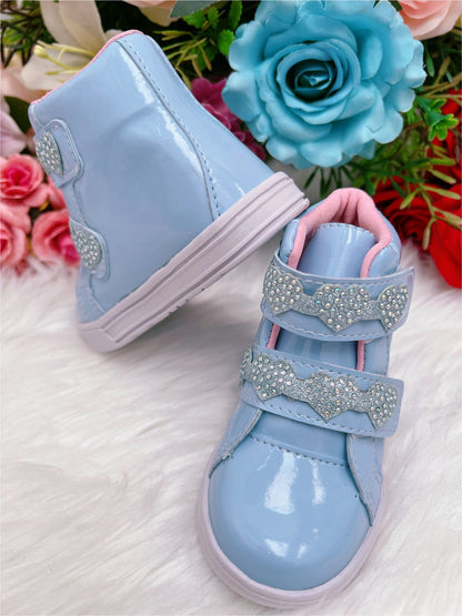 Botines infantiles de charol brillante con corazón azul bebé y velcro