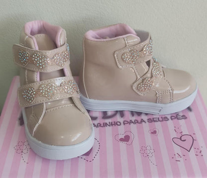Botines infantiles de charol brillante Nude Heart con velcro