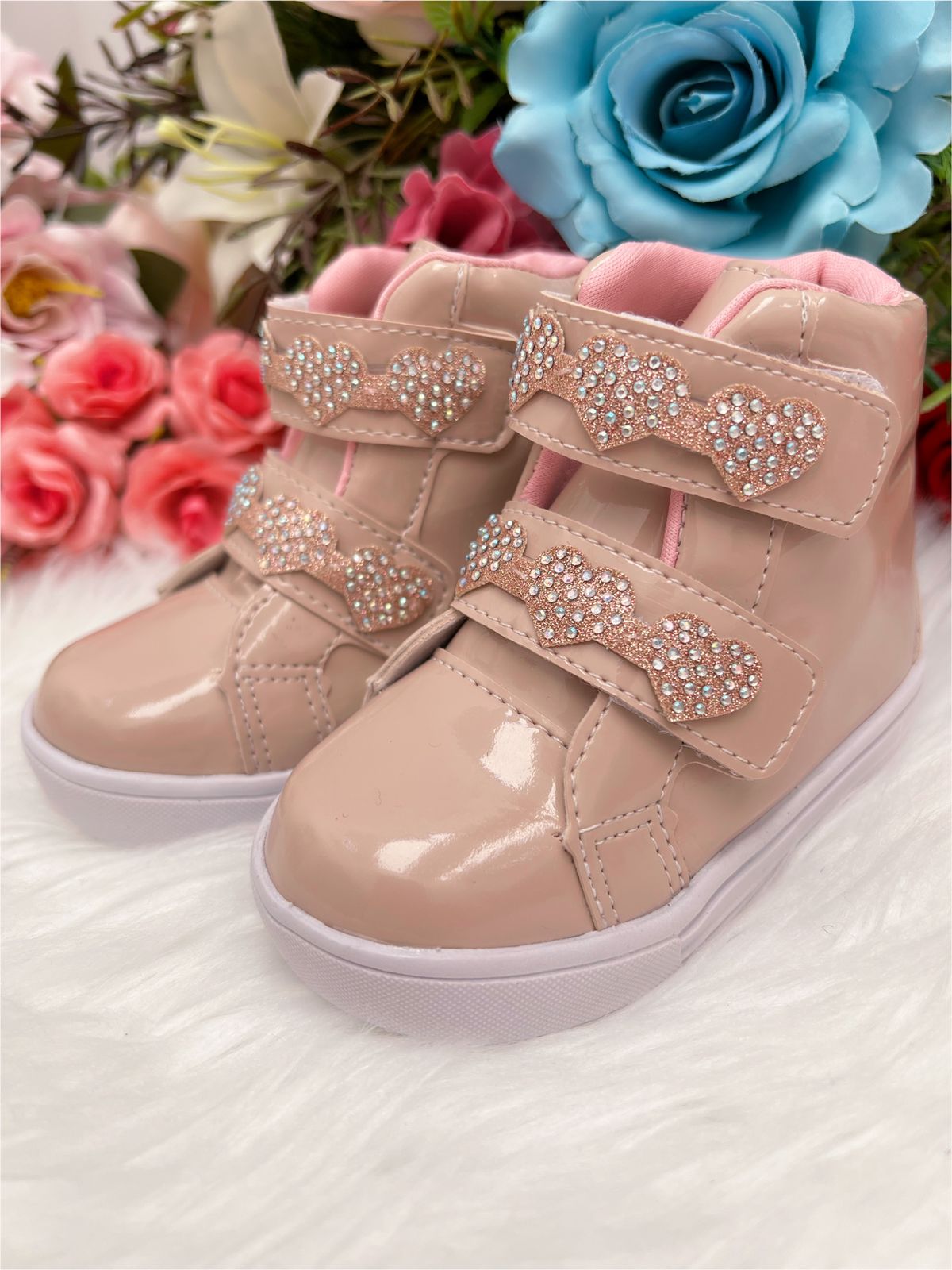 Botines infantiles de charol brillante Nude Heart con velcro