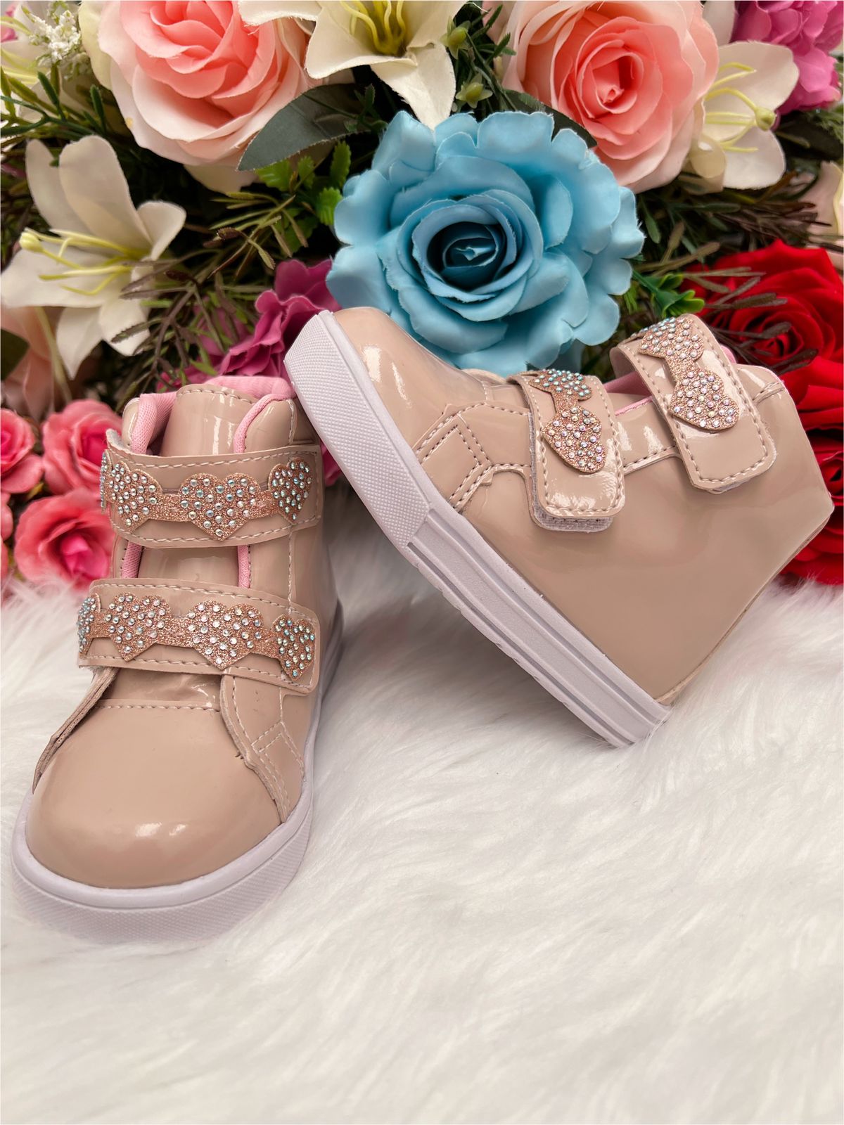 Botines infantiles de charol brillante Nude Heart con velcro