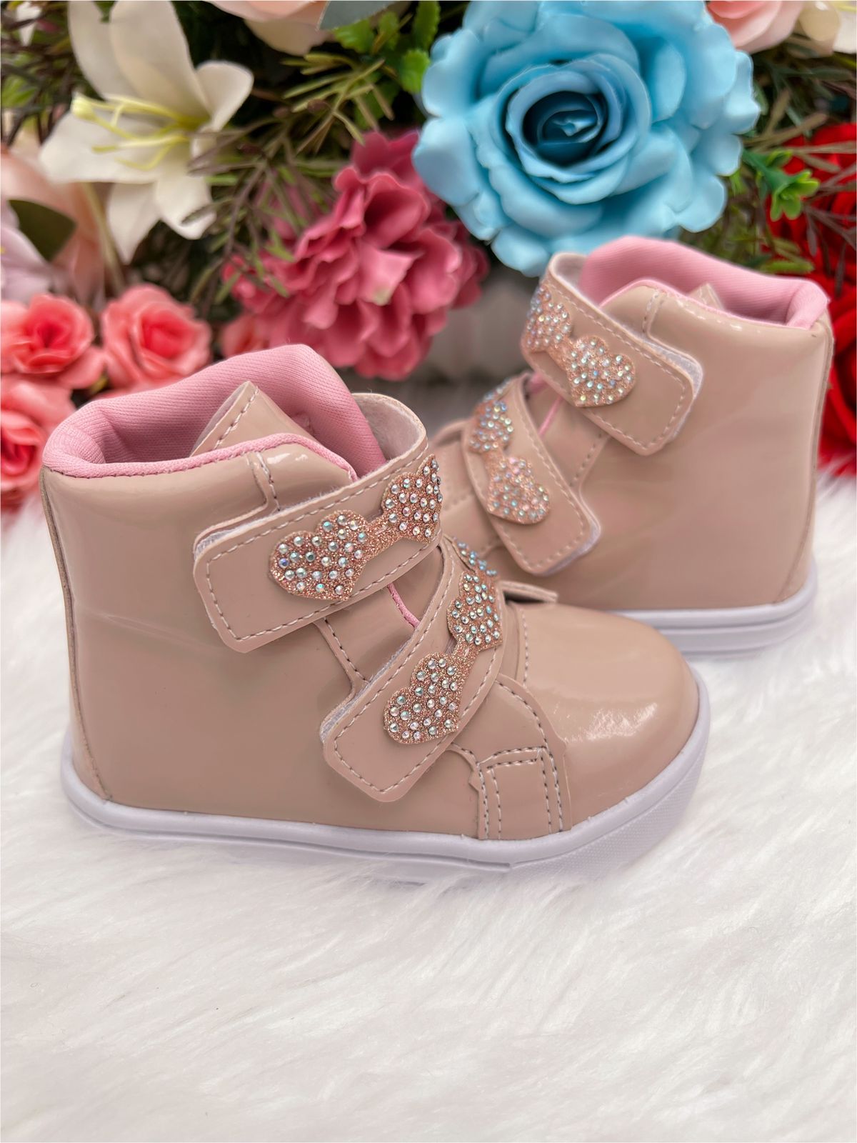 Botines infantiles de charol brillante Nude Heart con velcro