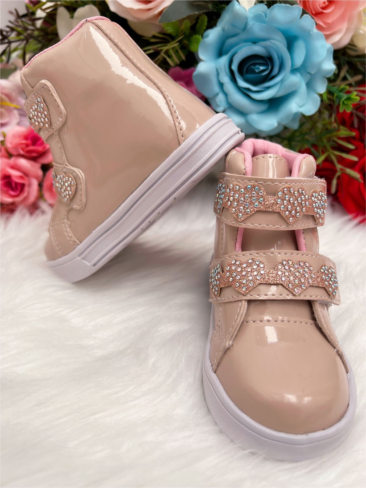 Botines infantiles de charol brillante Nude Heart con velcro