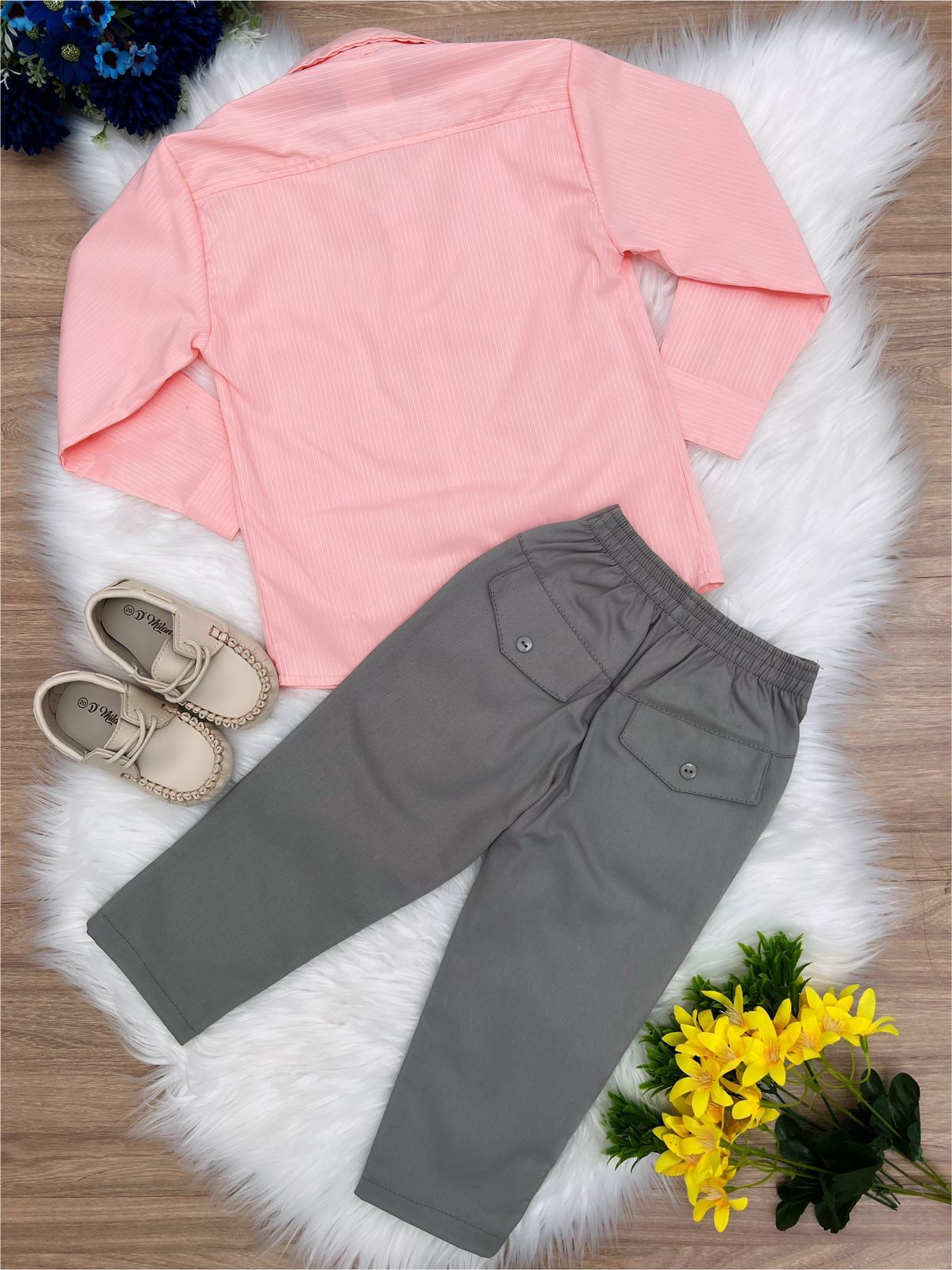 Conjunto formal de camisa salmón y pantalón de sarga caqui 