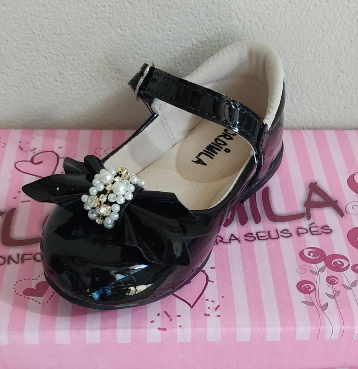 Zapatos de charol negro con lazo y perlas de pedrería 