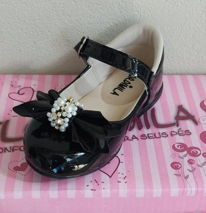 Zapatos de charol negro con lazo y perlas de pedrería 