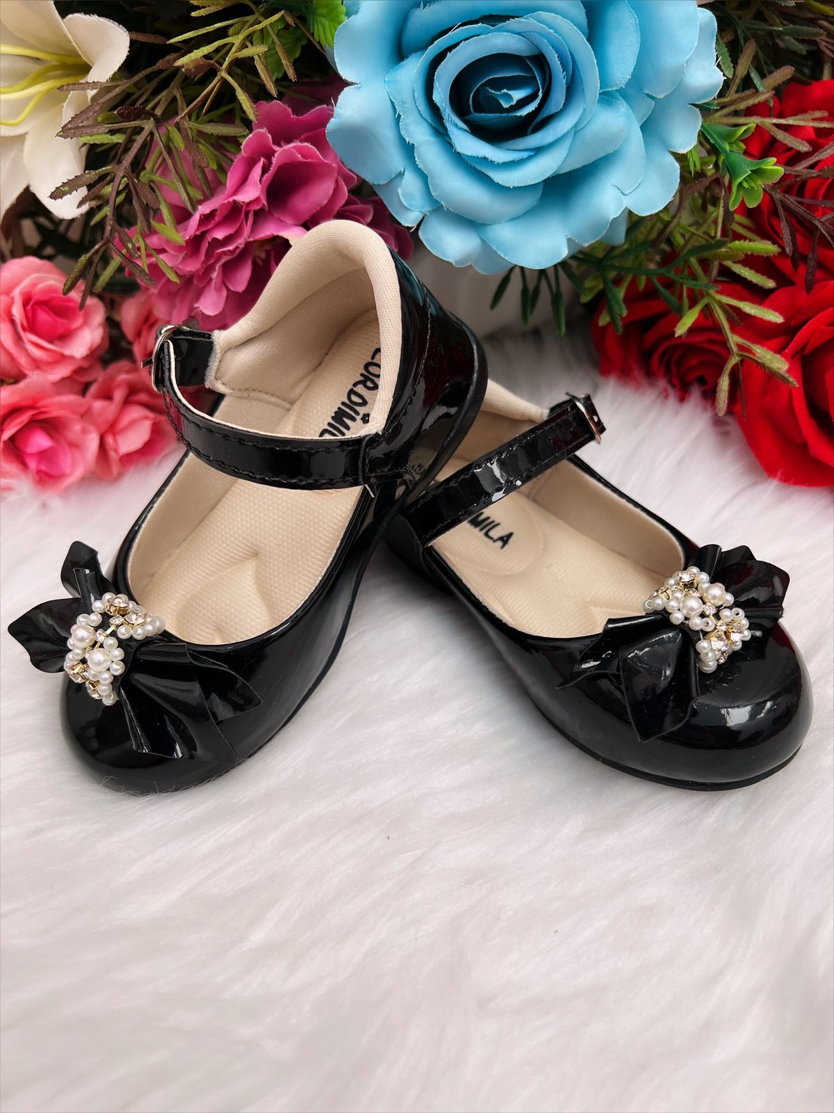 Zapatos de charol negro con lazo y perlas de pedrería 