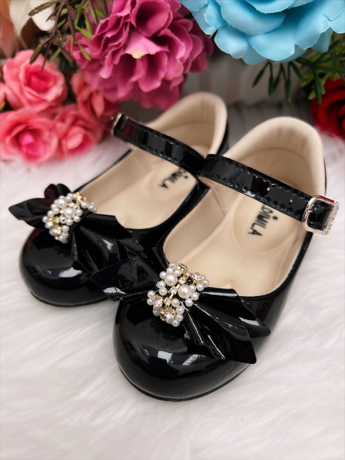 Zapatos de charol negro con lazo y perlas de pedrería 