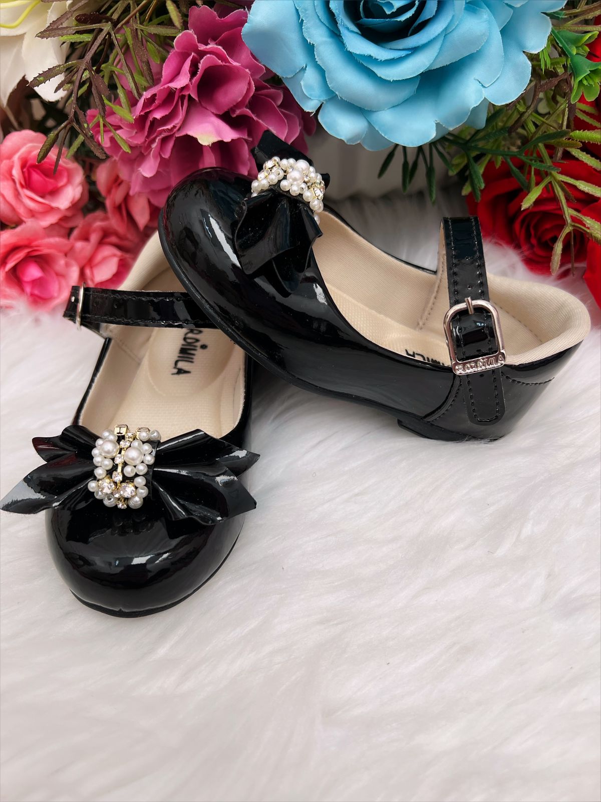 Zapatos de charol negro con lazo y perlas de pedrería 