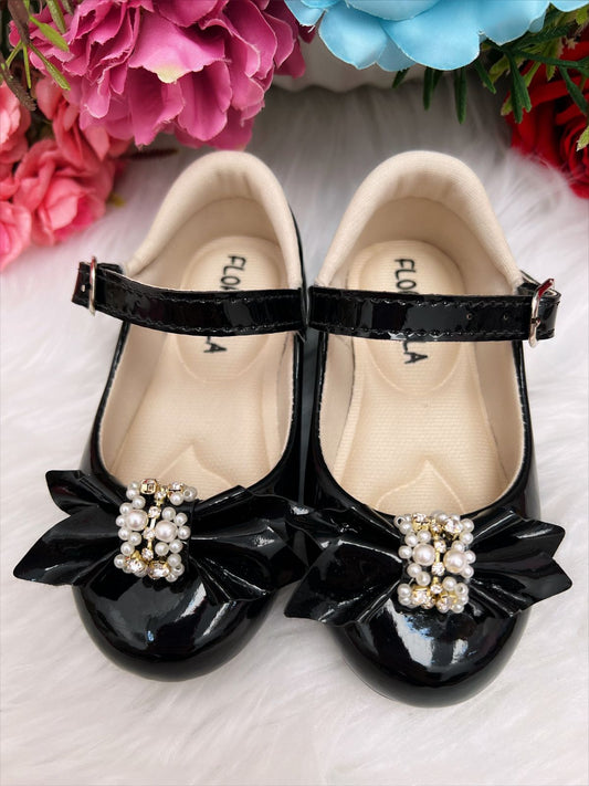 Zapatos de charol negro con lazo y perlas de pedrería 