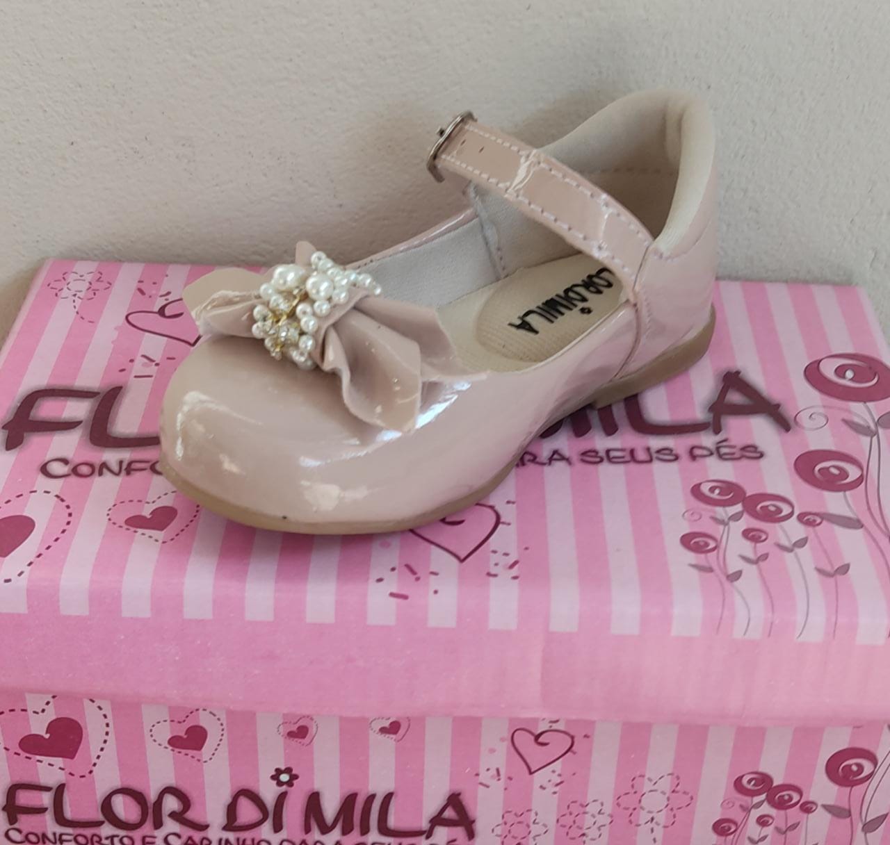 Zapatos de charol negro con lazo y perlas de pedrería 
