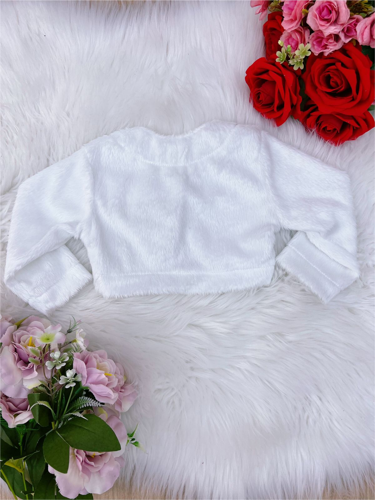 Bolero infantil de felpa blanca con botones de lujo y lazo