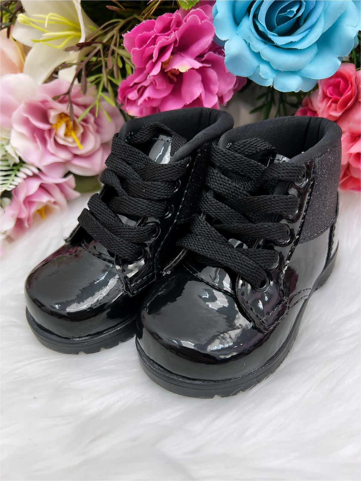 Botines infantiles de charol negro con cordones brillantes