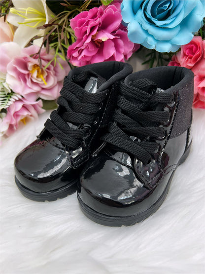 Botines infantiles de charol negro con cordones brillantes