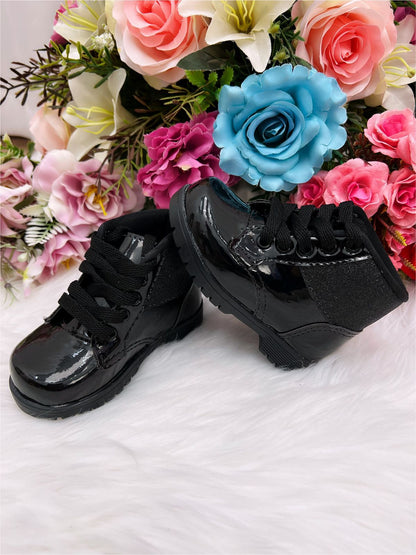 Botines infantiles de charol negro con cordones brillantes