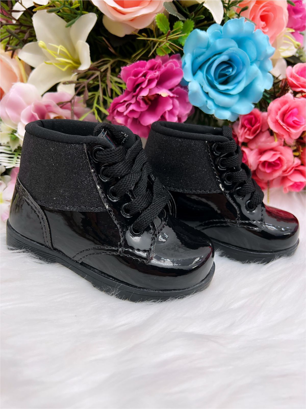 Botines infantiles de charol negro con cordones brillantes