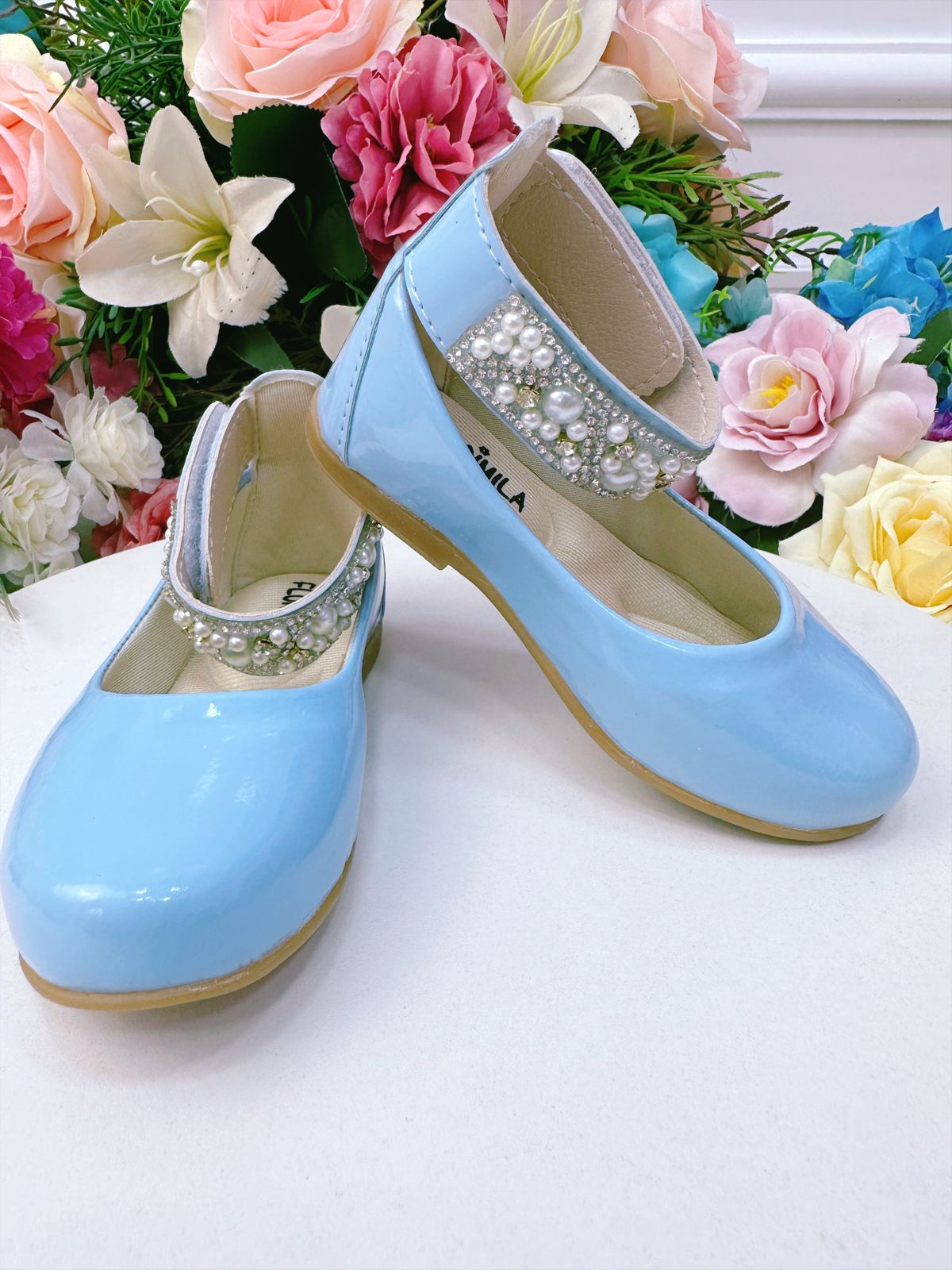 Botines azul bebé con perlas y pedrería 
